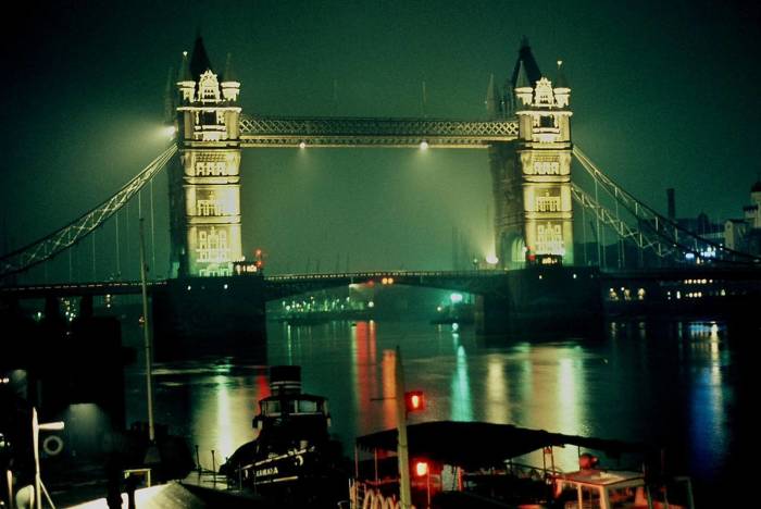 Разводной мост в центре Лондона над рекой Темзой. 