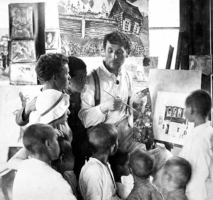 Марк Шагал с учениками.