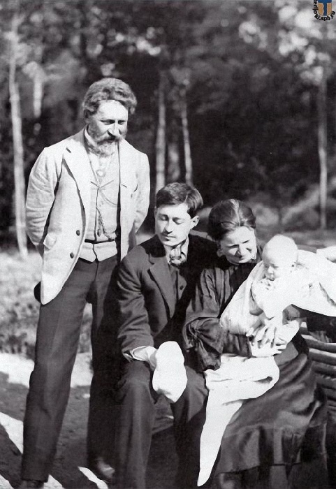 Илья Репин с сыном, невесткой и их первенцем.