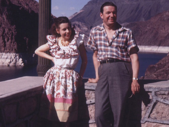 Молодожёны Джоан Касл и Юджин Джозеф на озере Mead, Nevada, во время медового месяца, 1942 год