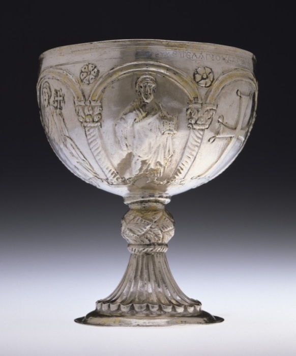 Византийская Чаша. Серебряный потир с изображением фигур апостолов и креста, начало VII века