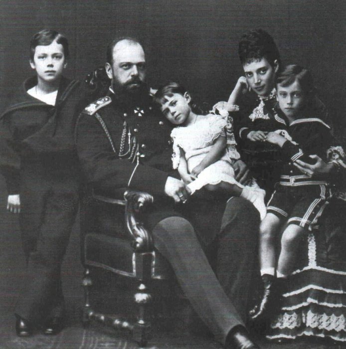 Александр III с женой и детьми