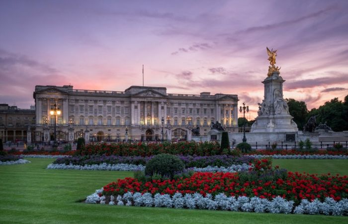 Кто посмел без приглашения посетить королеву Великобритании: 10 незаконных визитов в Букингемский дворец