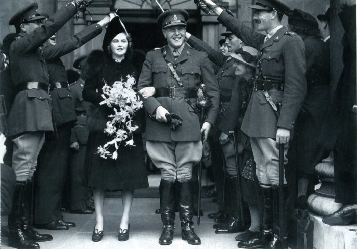  Памела Гарриман и Рэндольф Черчилль в день свадьбы. / Фото: www.gettyimages.com