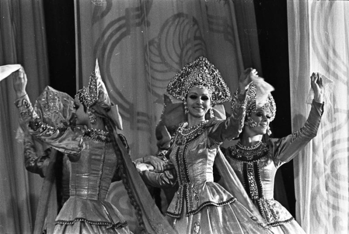 Выступление ансамбля «Берёзка», 1970-е годы. / Фото: www.russiainphoto.ru