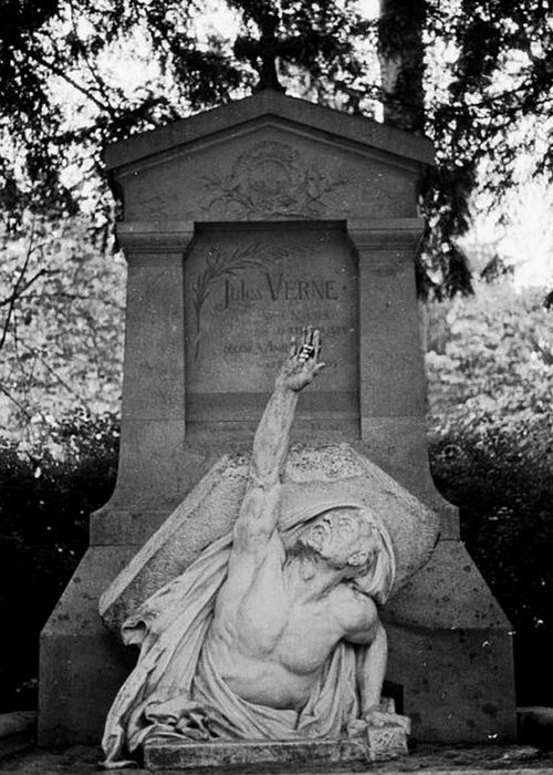 Гробница Жюля Верна на кладбище в Амьене./ Фото: answers.com