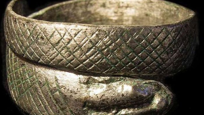 Металлический браслет, найденный на древней дороге.