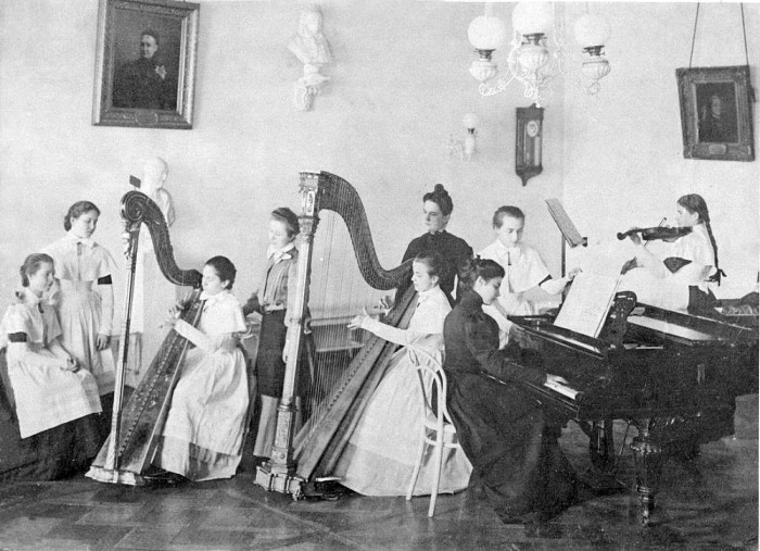 Урок игры на арфе. Выпускной альбом института 1889 года.