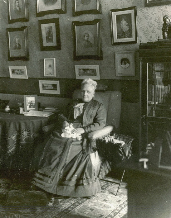  Фрейлина ее императорского величества, начальница Смольного института княгиня Е.А.Ливен в кресле с вязанием в руках.