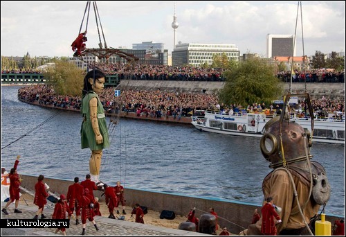 Шоу гигантских марионеток в Берлине