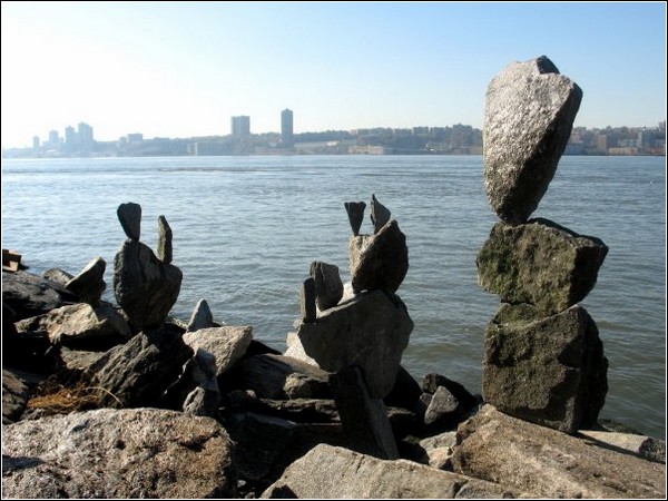 Каменные башни на берегу реки