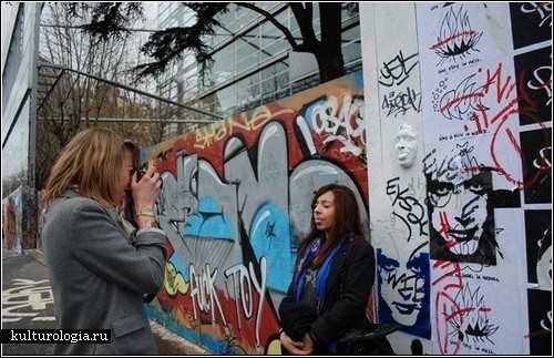 Гипсовые лица на стенах Парижа: стрит-арт от Gregos
