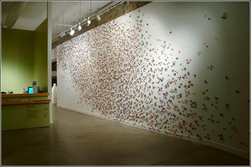 Тысячи бумажных цветов в инсталляциях Кристи Малакофф