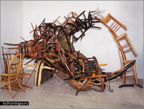 Скульптуры из стульев от Марка Андре Робинсона