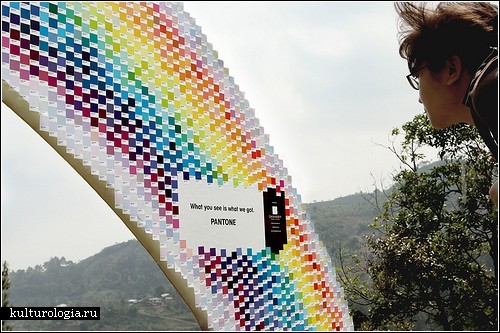 Рекламная радуга в Индонезии
