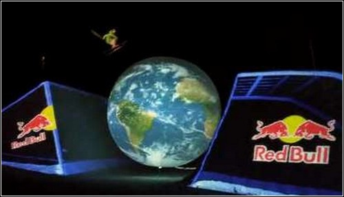 Спорт и искусство в 3D-шоу «Red Bull Off The Planet»