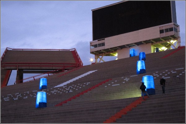 Светящиеся туалеты на трибунах стадиона. Инсталляция от Refunc