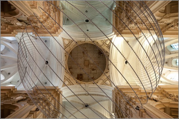 Перевернутый купол внутри церкви. Инсталляция от Gijs Van Vaerenbergh