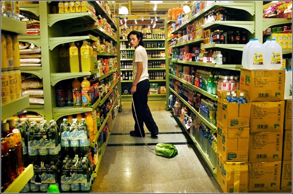 Как отреагируют на перфоманс посетители супермаркета?