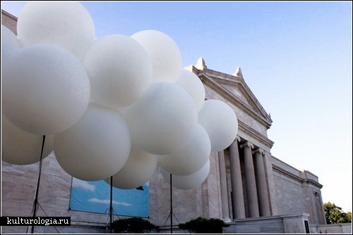 Белое облако из воздушных шаров. Инсталляция Марка Райгельмена