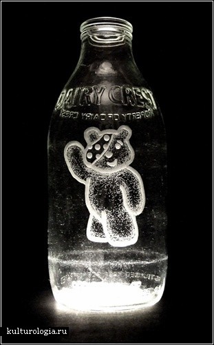 Гравировка на стеклянных бутылках. Автор Шарлотта Хьюз-Мартин