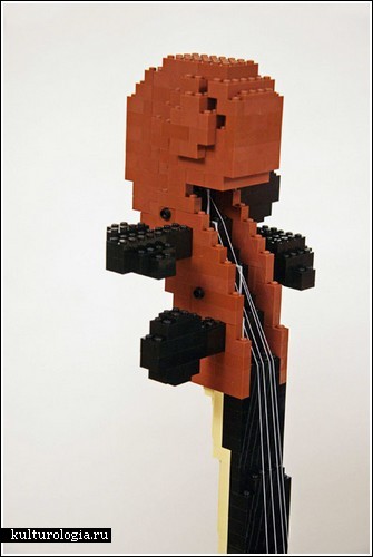 Виолончель из кубиков Лего