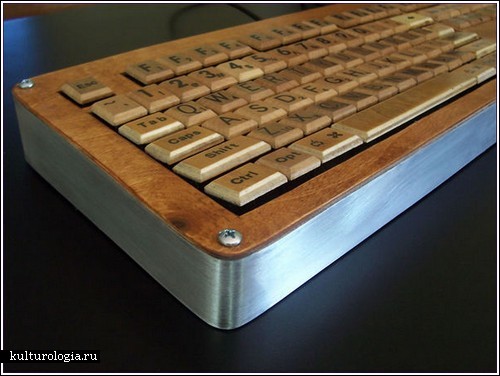 USB-клавиатура с клавишами-фишками из настольной игры
