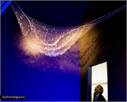 «Lacrime del Pescatore» - инсталляция из рыбацких сетей и хрустальных капелек от Инго Маурера (Ingo Maurer)