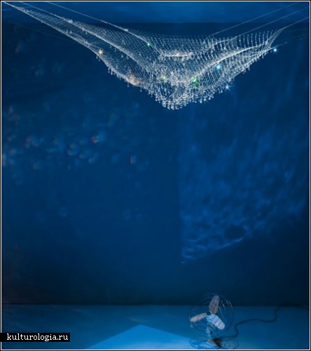 «Lacrime del Pescatore» - инсталляция из рыбацких сетей и хрустальных капелек от Инго Маурера (Ingo Maurer)