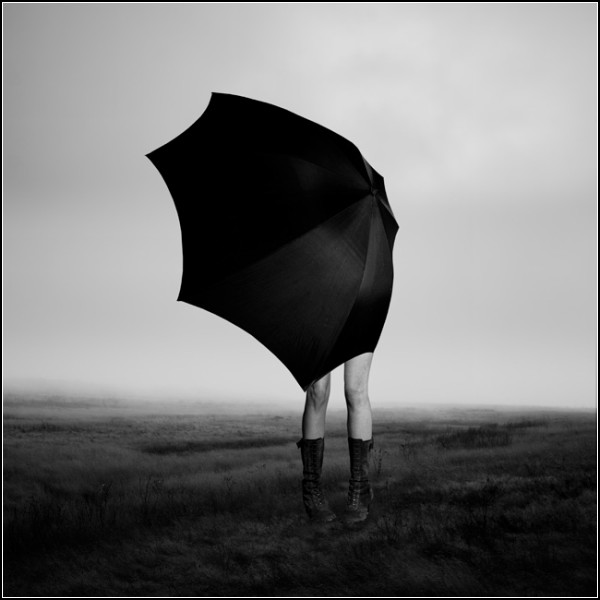 Черно-белая жизнь на фото Эдди О’Брайана: *Девушка с зонтиком*