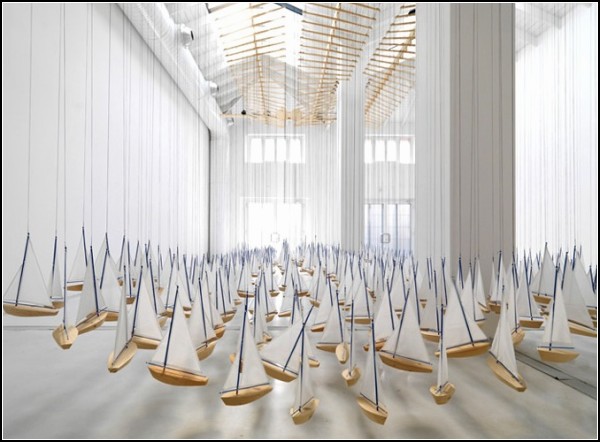 Непобедимая армада: инсталляция из парусных корабликов от Джейкоба Хасимото
