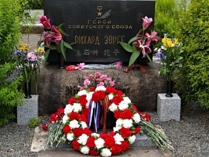 Памятник на могиле Рихарда Зорге./ Фото: infourok.ru