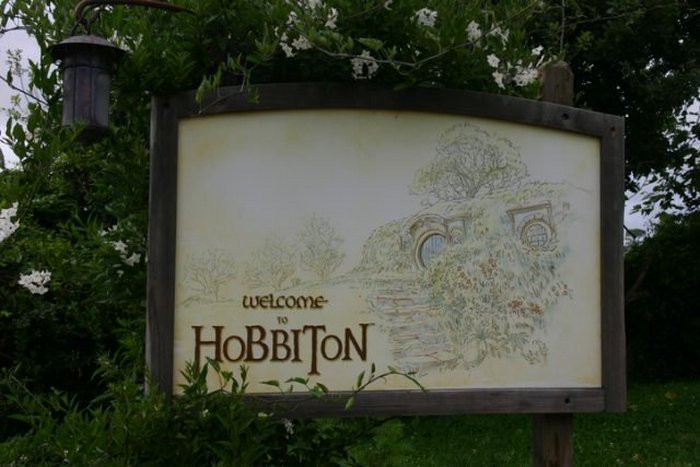 Матамата, Новая Зеландия - 7 января 2015 года. Табличка у входа в Хоббитон. Хоббитон - это город хоббитов, который использовался в съемках фильмов «Властелин колец» и «Хоббит»