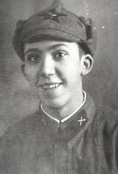 18-летний артиллерист Юрий Никулин во время финской войны.
