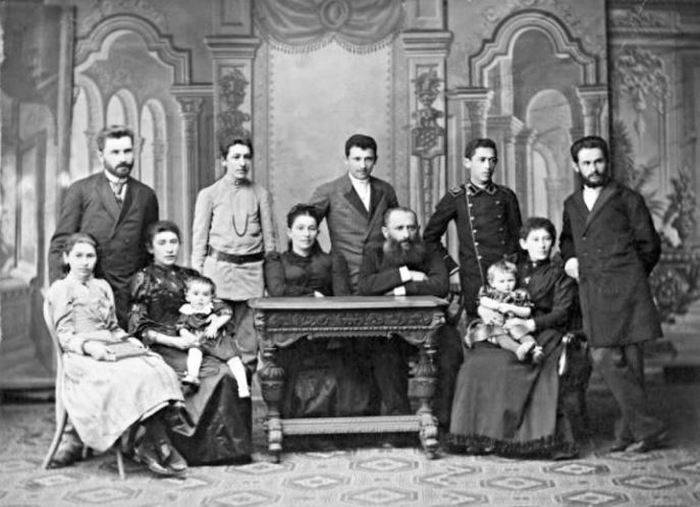 Семья Абрама и Хаи Новомейских. (Моисей – в форме студента училища). 1893 год