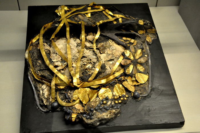 Дробленный череп и головной убор принцессы Пу'Аби, найденный в Ираке.