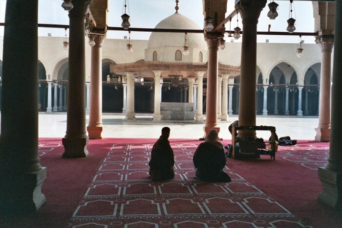 Первая мечеть Каира и сегодня окрыта для верующих и туристов.