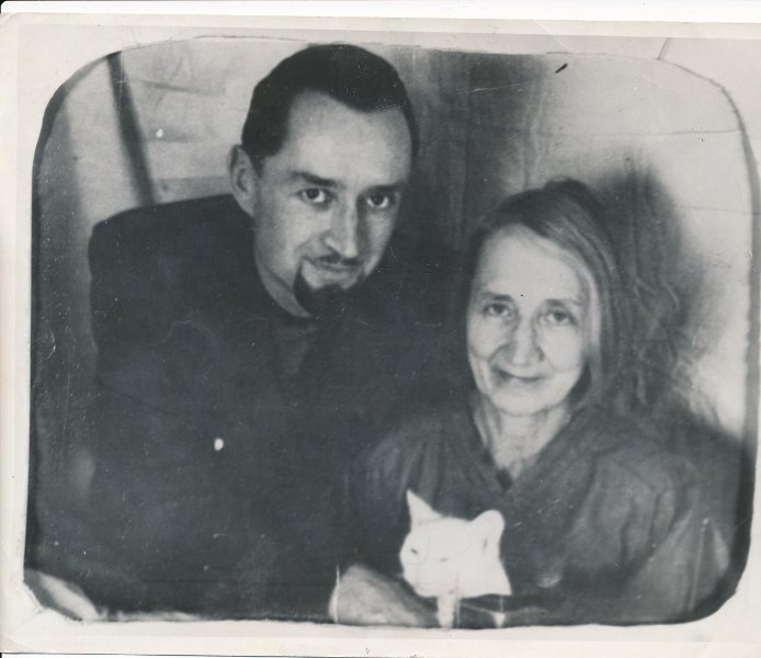А.И. Цветаева с сыном Андреем. 1956 г.