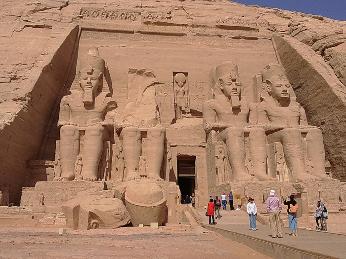 Туристы у храма Рамзеса в Абу-СИмбеле.