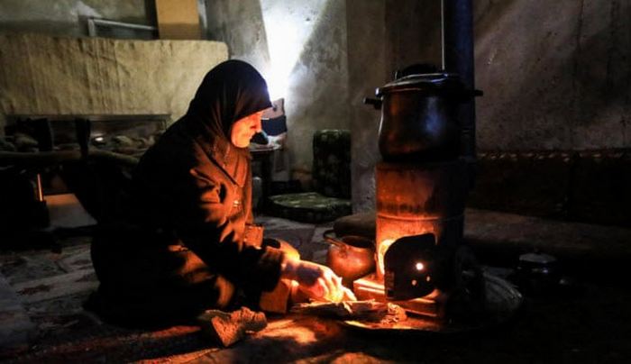 Сирийская женщина в своём доме.