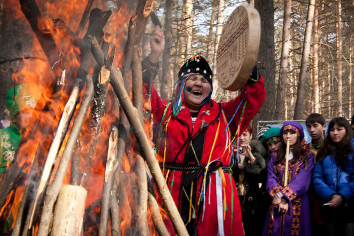 Алтайцы - прародители тюрков, которые и сегодня кормят огонь и завязывают ленты на деревья