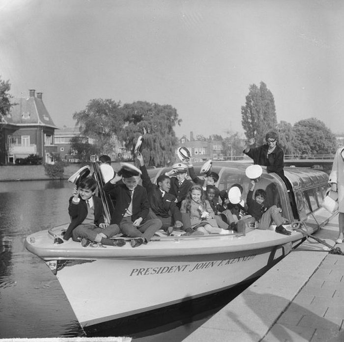 Бейкер с десятью приемными детьми, 1964.