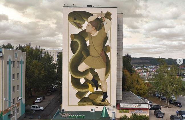 Батыр, сражающийся со змеем. Граффити на одном из зданий в Татарстане.