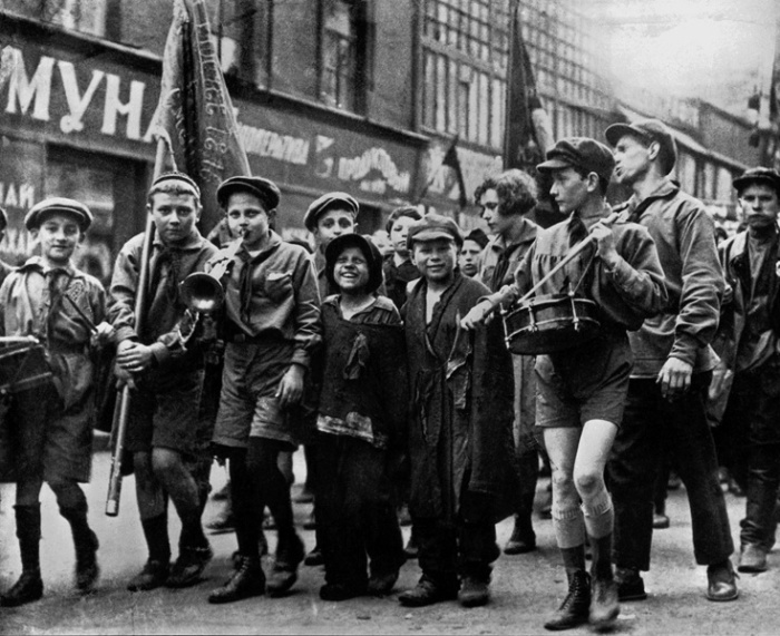 Беспризорники и пионеры на первомайской демонстрации, 1927