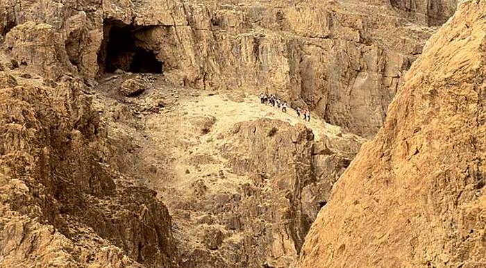 Одна из загадочных пещер близ Кумрана.