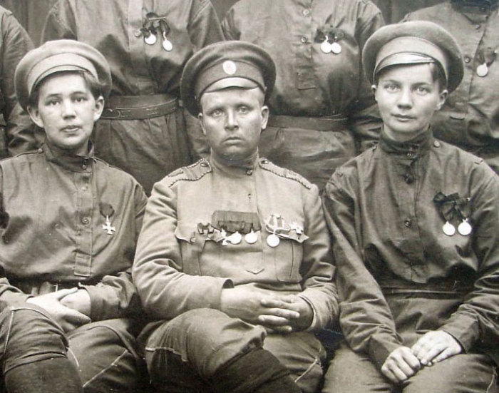 Мария Леонтьевна Бочкарева (на фото в центре).