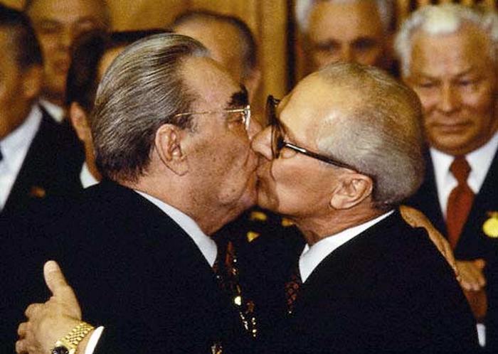 Поцелуи Брежнева.