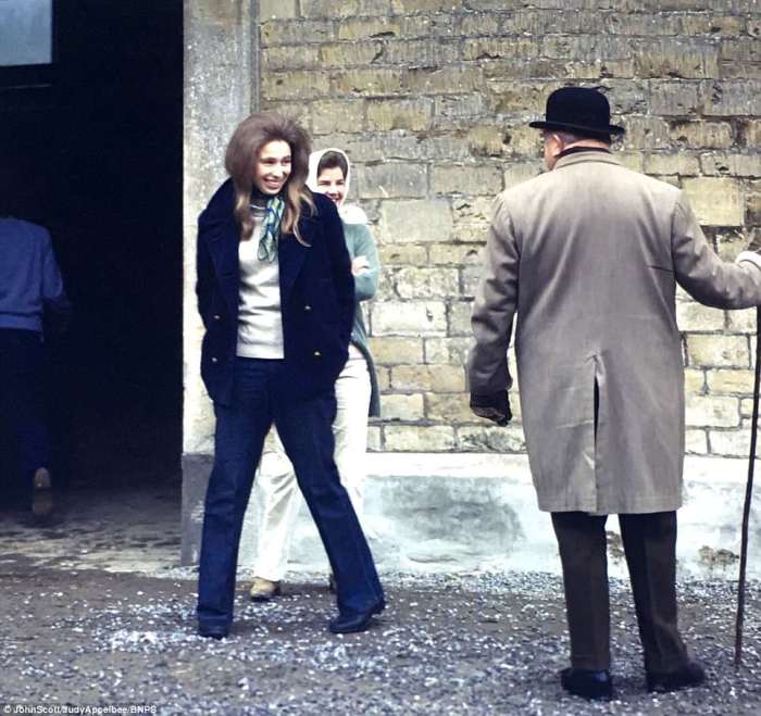 Принцесса Анна в джинсах и галстуке. Они были в моде в 1970-х.