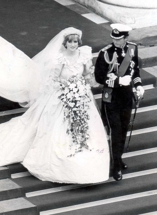 В 1981 году Диана выходила замуж за принца Чарльза с роскошным букетом, в котором был мирт.