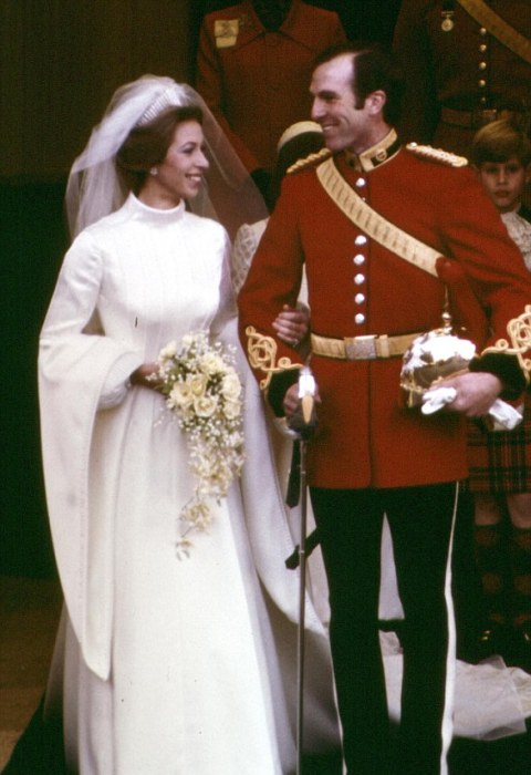 В 1973 году принцесса Анна выходила замуж первый раз. У неё в руках был букет из белых роз, ландышей и мирта.